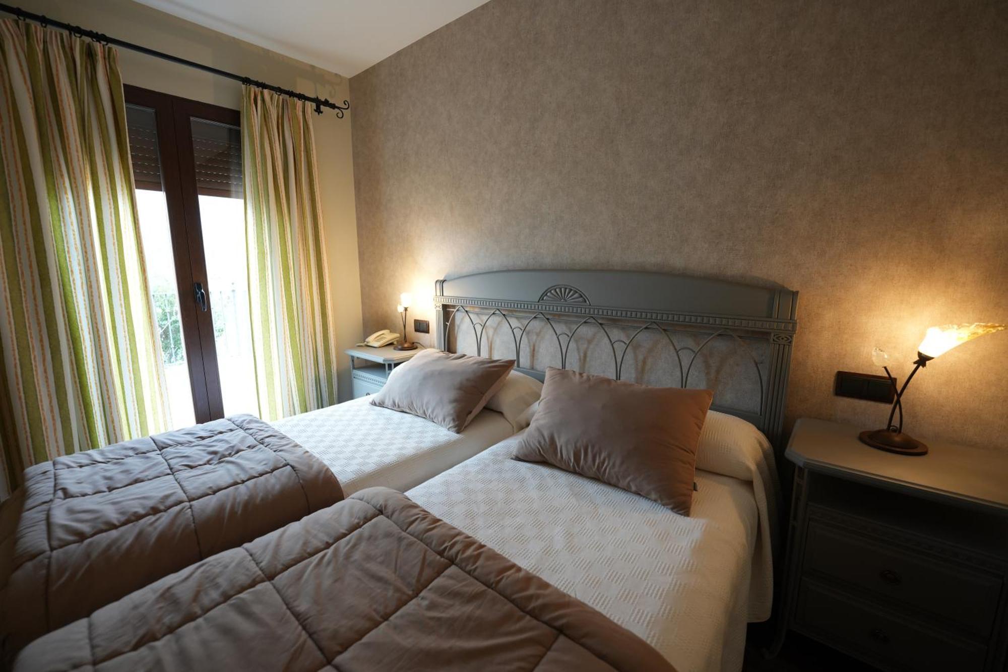 Hotel Rural Y Restaurante, Rinconcito De Gredos Cuevas Del Valle ภายนอก รูปภาพ