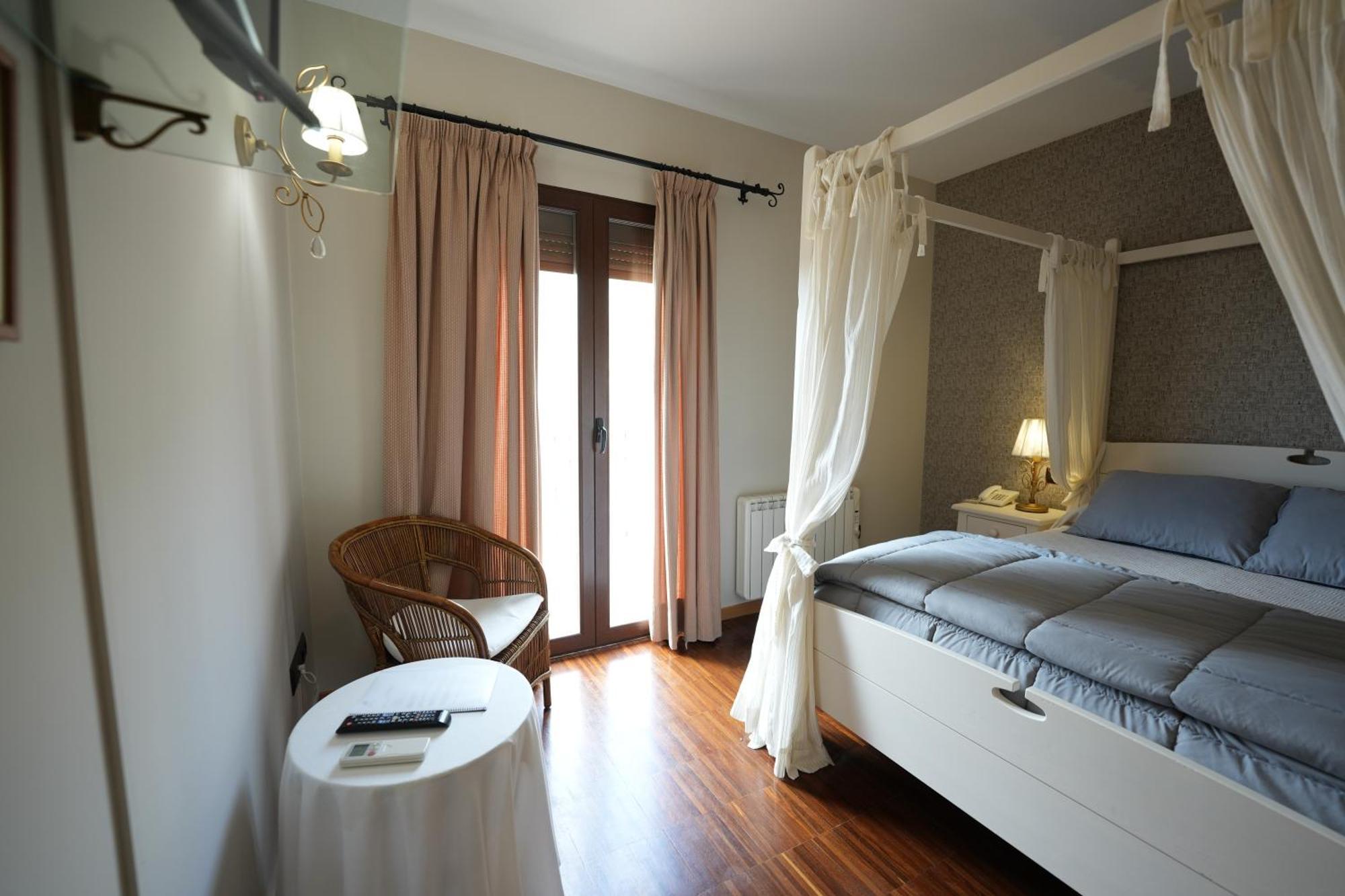 Hotel Rural Y Restaurante, Rinconcito De Gredos Cuevas Del Valle ภายนอก รูปภาพ