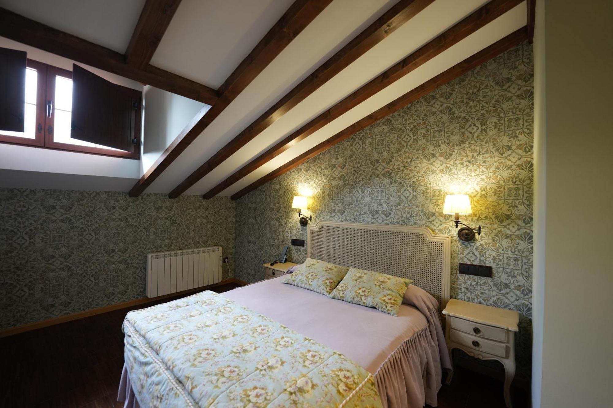 Hotel Rural Y Restaurante, Rinconcito De Gredos Cuevas Del Valle ภายนอก รูปภาพ