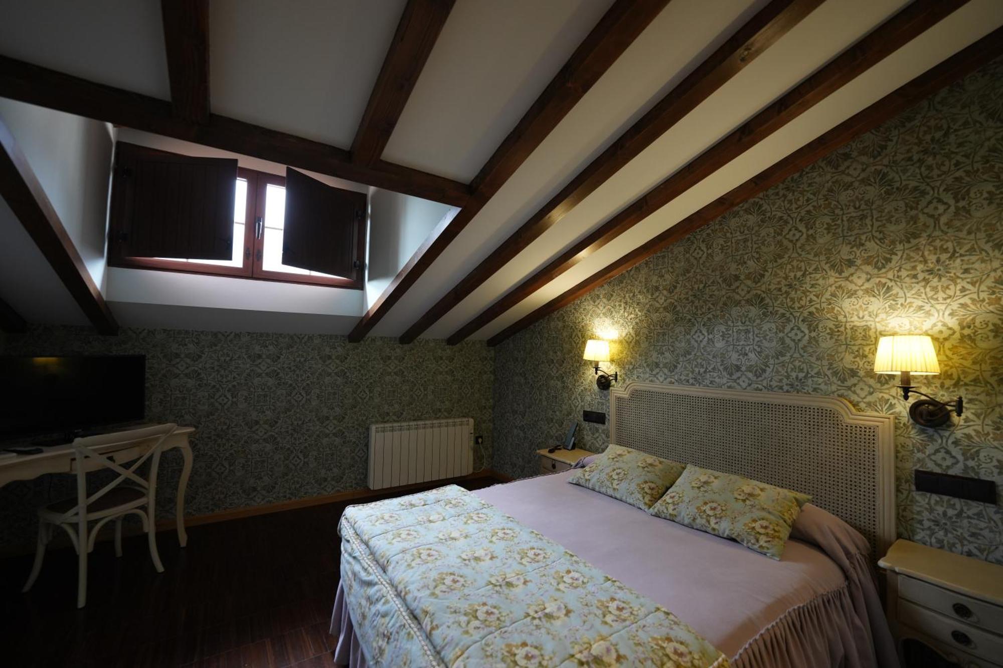 Hotel Rural Y Restaurante, Rinconcito De Gredos Cuevas Del Valle ภายนอก รูปภาพ