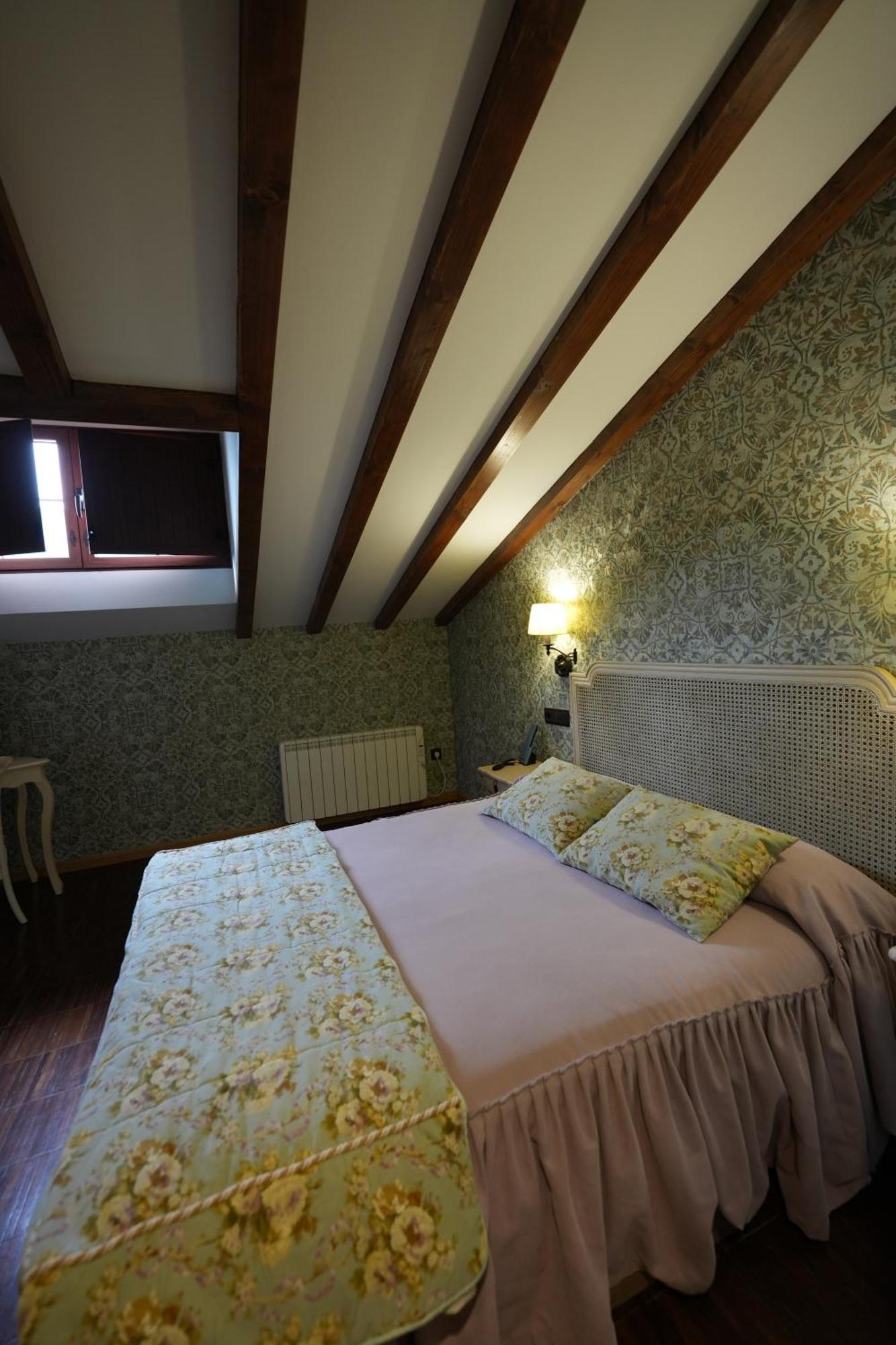 Hotel Rural Y Restaurante, Rinconcito De Gredos Cuevas Del Valle ภายนอก รูปภาพ