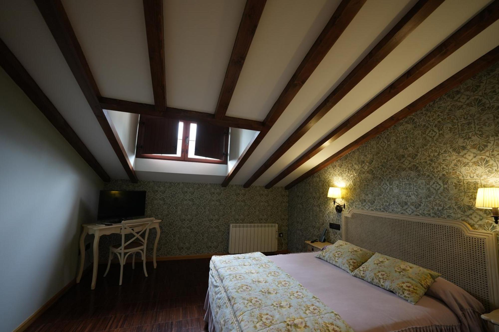 Hotel Rural Y Restaurante, Rinconcito De Gredos Cuevas Del Valle ภายนอก รูปภาพ
