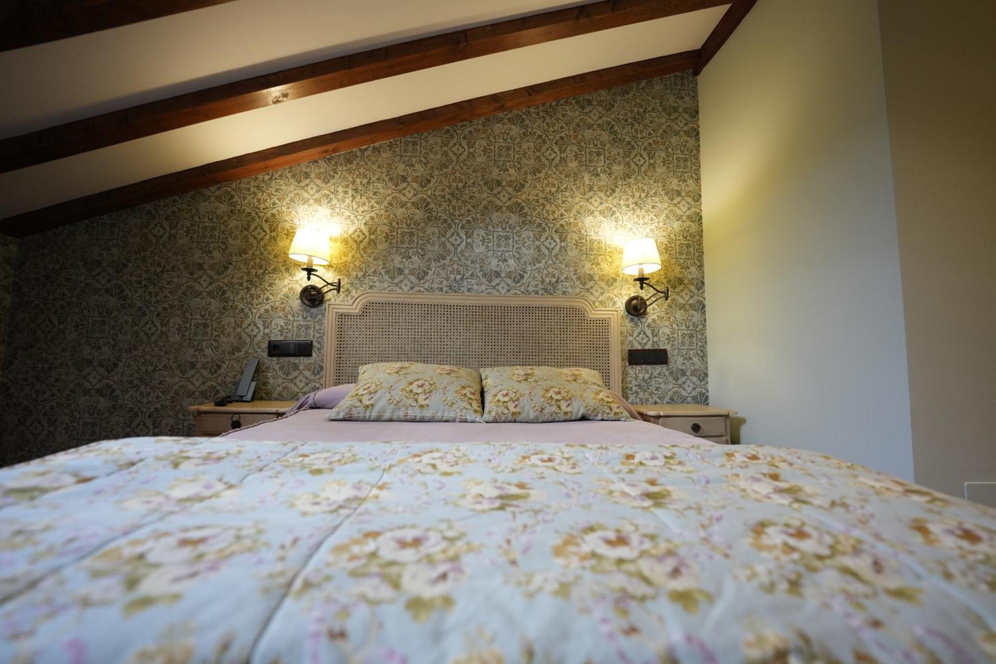 Hotel Rural Y Restaurante, Rinconcito De Gredos Cuevas Del Valle ภายนอก รูปภาพ