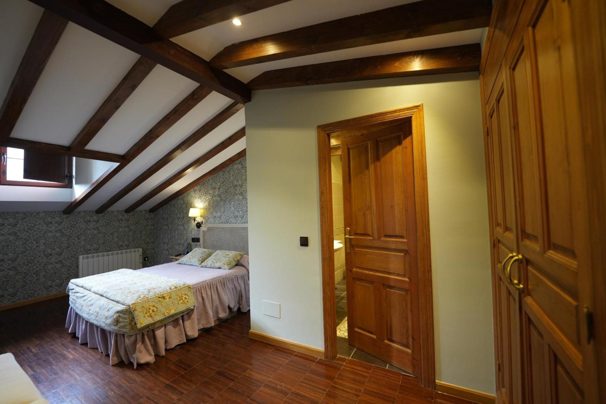 Hotel Rural Y Restaurante, Rinconcito De Gredos Cuevas Del Valle ภายนอก รูปภาพ
