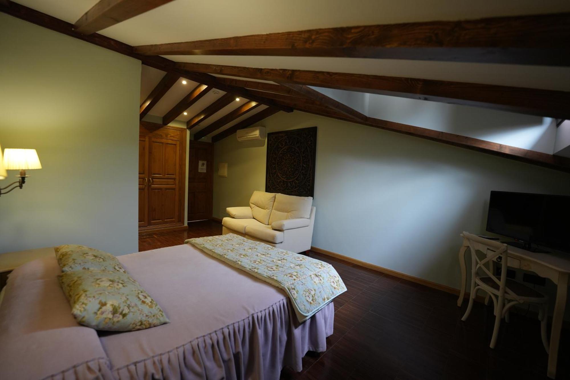 Hotel Rural Y Restaurante, Rinconcito De Gredos Cuevas Del Valle ภายนอก รูปภาพ