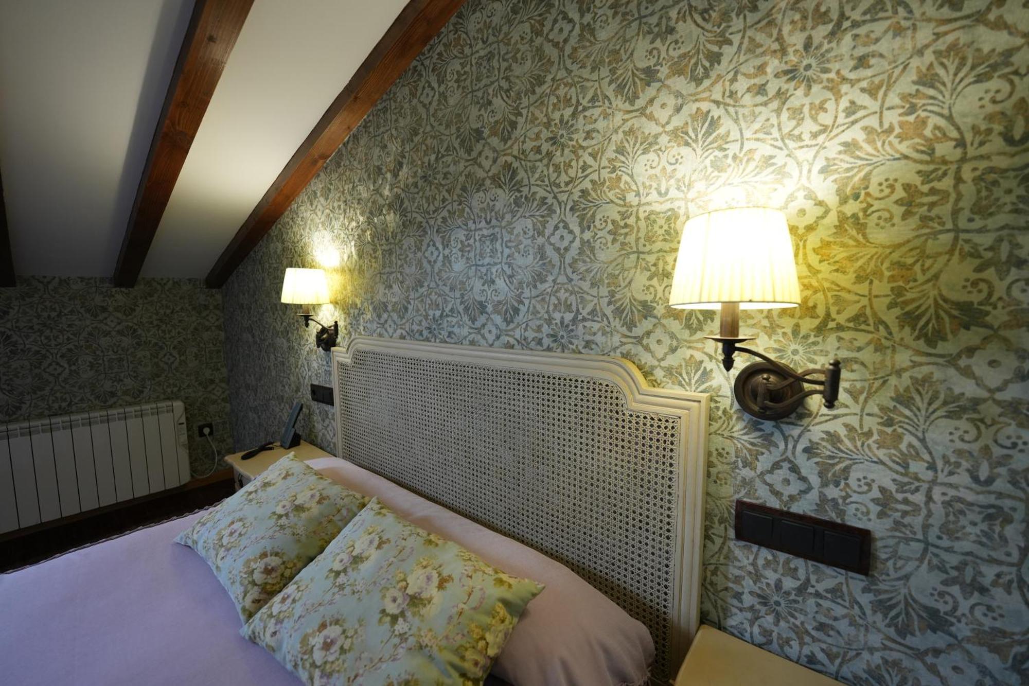 Hotel Rural Y Restaurante, Rinconcito De Gredos Cuevas Del Valle ภายนอก รูปภาพ